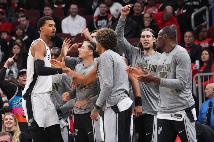 荷甲集结日再迎强敌，圣安东尼奥马刺绝杀压哨，主帅态度——信心回归，年轻球员得到机会的简单介绍