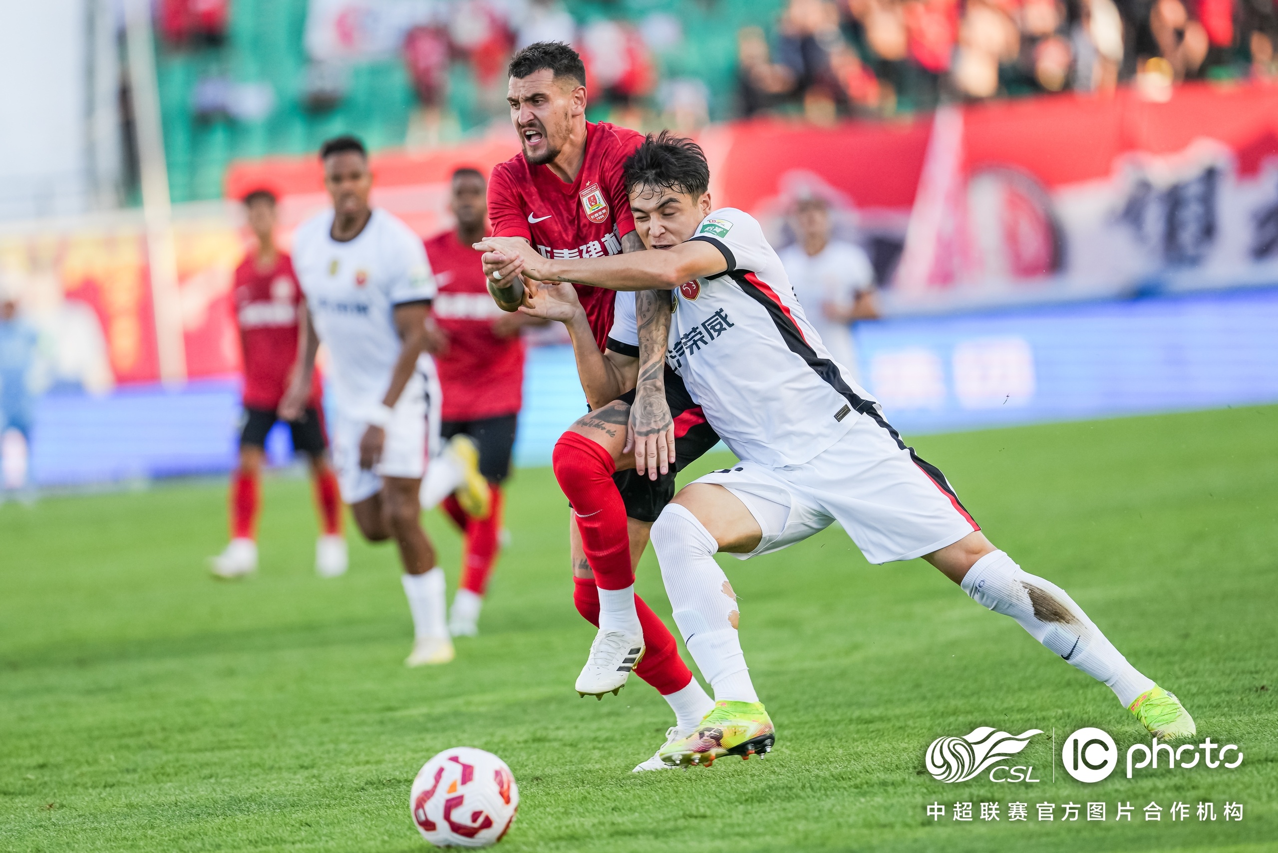 包含赛地聚焦——亚冠加时末段热度飙升，上海海港伤情更新，目标明确，资深球员宣示担当的词条